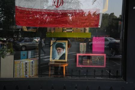　イランの首都テヘランの書店に飾られた前最高指導者アリ・ハメネイ師の肖像＝２日（ＡＰ＝共同）