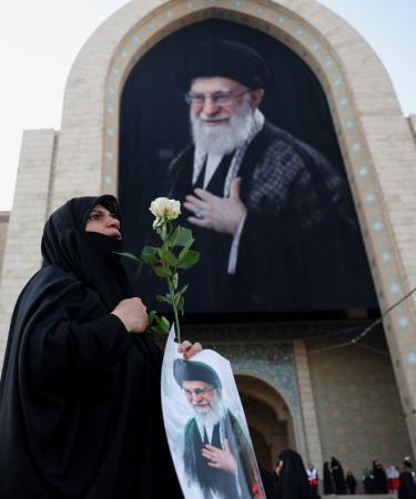 　４日、イランの前最高指導者アリ・ハメネイ師の国葬に参列した人＝テヘラン（ロイター＝共同）