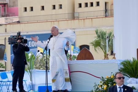 　４日、イタリア・ランペドゥーザ島でミサを執り行うローマ教皇レオ１４世（ＡＰ＝共同）