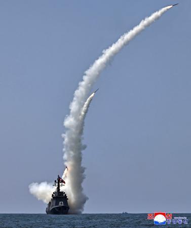 　北朝鮮の新型駆逐艦「姜健」からミサイルを発射する試験。金正恩朝鮮労働党総書記が視察した＝３日（朝鮮中央通信＝共同）