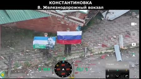 　ウクライナ東部ドネツク州コンスタンチノフカでロシア旗を掲げる兵士。「制圧」を主張するロシア国防省が３日公開した（同省提供・ロイター＝共同）