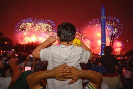 　米建国２５０年の祝賀行事で打ち上げられた花火＝４日、ワシントン（ゲッティ＝共同）