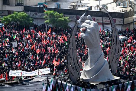 　イランの首都テヘラン中心部に設置された故アリ・ハメネイ師の拳をモチーフにしたオブジェ。米イスラエルへの復讐を訴えている＝６日（共同）