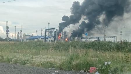 　６日、ウクライナ軍の無人機攻撃を受けて黒煙を上げるロシア・オムスクの製油所（ソーシャルメディアの映像から・ロイター＝共同）