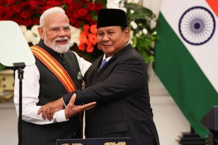 　共同記者会見に臨むインドのモディ首相（左）とインドネシアのプラボウォ大統領＝７日、ジャカルタ（ロイター＝共同）