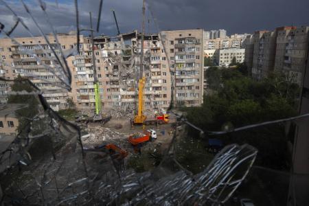　ロシア軍による攻撃で被害を受けた建物＝６日、キーウ（ゲッティ＝共同）