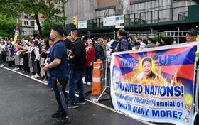 　米ニューヨークの国連本部前で抗議デモを行うチベット人ら＝６日（共同）
