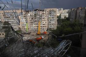 　ロシア軍による攻撃で被害を受けた建物＝６日、キーウ（ゲッティ＝共同）