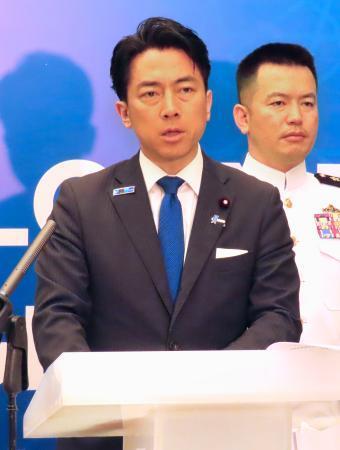 　ＮＡＴＯ事務総長、各国国防相らとの会談後に記者会見する小泉防衛相＝８日、アンカラ（共同）