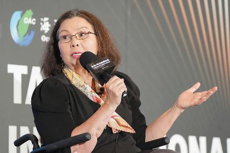 　中国による海洋進出への対応を話し合う国際討論会で発言するダックワース米上院議員＝８日、台北（共同）