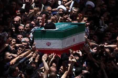 　イラン前最高指導者アリ・ハメネイ師のひつぎ＝８日、イラク・ナジャフ（ロイター＝共同）