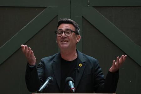 　英マンチェスターで演説する労働党のバーナム前市長＝６月２９日（ＡＰ＝共同）