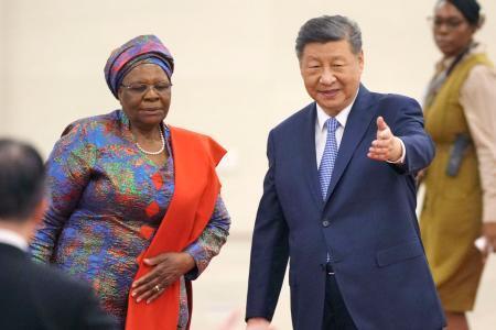 　歓迎式典に臨むナミビアのナンディヌダイトワ大統領（左）と中国の習近平国家主席＝１０日、北京（共同）