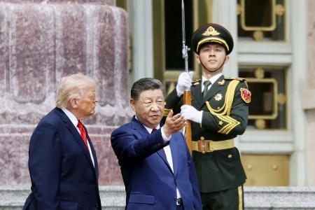 北京の人民大会堂で歓迎式典に臨むトランプ米大統領（左）と中国の習近平国家主席＝５月１４日（共同）