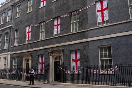 　イングランドの旗が飾られた英首相官邸＝１４日、ロンドン（ゲッティ＝共同）