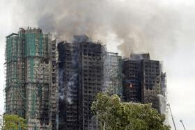 　大規模な火災が起きた香港の高層住宅群＝２０２５年１１月（共同）