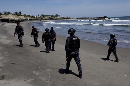 　メキシコ南部沖での地震を受け、海岸を警戒する警察官ら＝１７日、メキシコ・タパチュラ（アナドル提供・ゲッティ＝共同）