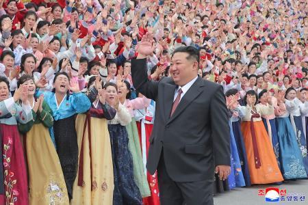 　「朝鮮社会主義女性同盟」の大会参加者と記念撮影に臨む北朝鮮の金正恩朝鮮労働党総書記（朝鮮中央通信＝共同）