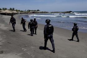 　メキシコ南部沖での地震を受け、海岸を警戒する警察官ら＝１７日、メキシコ・タパチュラ（アナドル提供・ゲッティ＝共同）