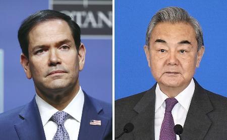 　ルビオ米国務長官（ゲッティ＝共同）（左）、中国の王毅外相（右）