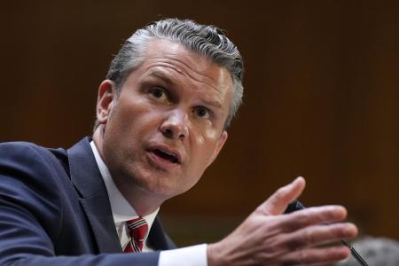 　米ワシントンで開かれた上院歳出委員会の公聴会で証言するヘグセス国防長官＝２１日（ＡＰ＝共同）