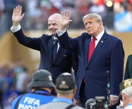 　サッカーＷ杯決勝のスペイン-アルゼンチン戦の表彰式に出席したトランプ米大統領。左はＦＩＦＡのインファンティノ会長＝１９日、ニューヨーク