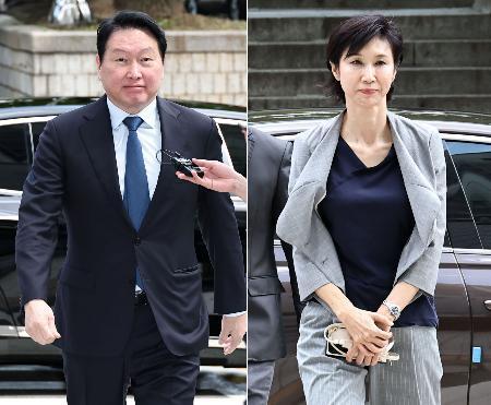 　６月２６日、ソウル高裁に出廷する崔泰源会長（左）と盧素英氏（聯合＝共同）