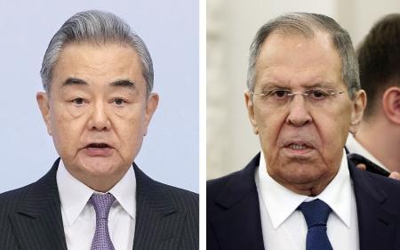 　左から中国の王毅外相、ロシアのラブロフ外相（ゲッティ＝共同）