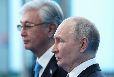 　２５日、ロシア・オムスクで会談に臨むプーチン大統領（手前）とカザフスタンのトカエフ大統領（ロシア大統領府提供・共同）