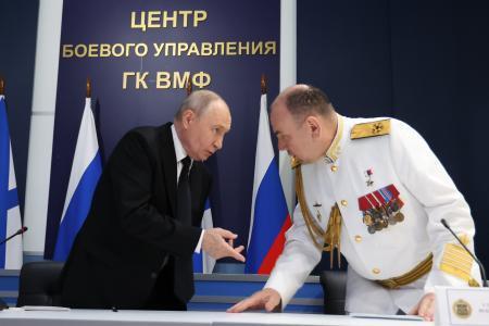 　「ロシア海軍の日」の行事で顔を合わせるプーチン大統領とロシア海軍のモイセーエフ総司令官＝２６日、サンクトペテルブルク（ＡＰ＝共同）