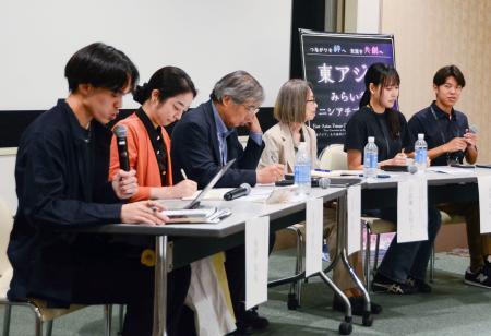 　フォーラムでパネルディスカッションに登壇した大学生ら＝２９日午後、東京都内