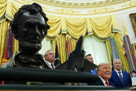 　ダレス国際空港の改修計画を発表するトランプ米大統領＝２９日、ワシントン（ＡＰ＝共同）