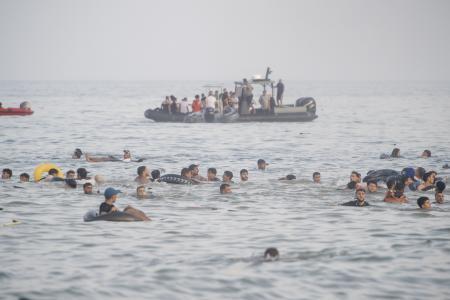 　モロッコから泳いでスペイン・セウタに渡ろうとする移民＝３０日（ゲッティ＝共同）