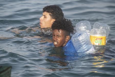 　モロッコから泳いでスペイン領の飛び地セウタに渡ろうとする移民ら＝７月３１日（ゲッティ＝共同）