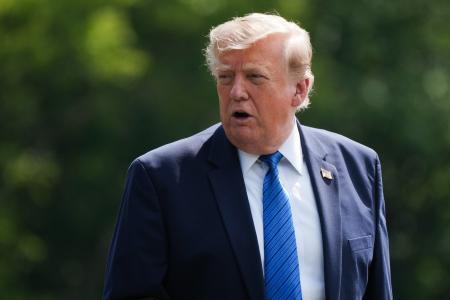 　７月３１日、米ワシントン近郊キャンプデービッドでの閣議を終えたトランプ大統領（ゲッティ＝共同）