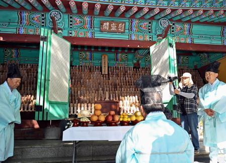 　６日、韓国南東部・陜川で開かれた原爆犠牲者の慰霊式（共同）