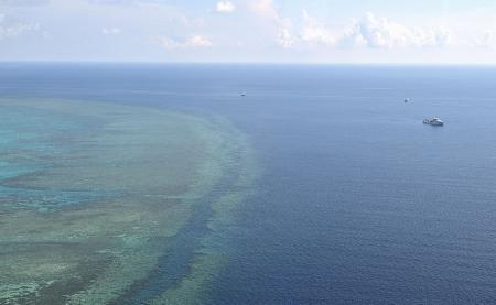 　南シナ海のスカボロー礁＝６月