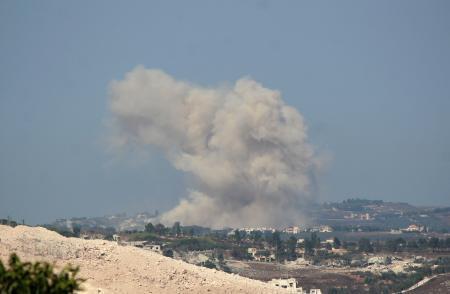 　イスラエル軍の攻撃後に立ち上る煙＝１２日、レバノン・ナバティエ（ゲッティ＝共同）