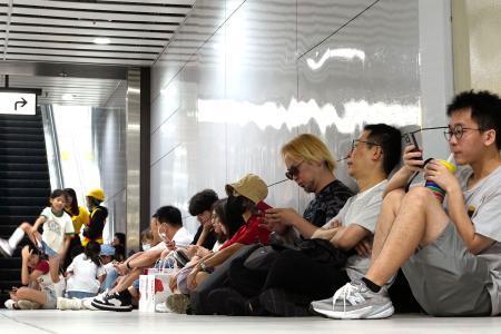 　防空避難訓練で地下に避難した人たち＝１３日、台北（共同）