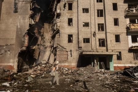 　ロシアによる攻撃で破壊された建物＝１４日、ウクライナ東部クラマトルスク（ゲッティ＝共同）