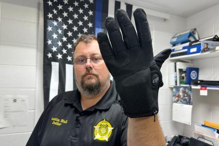 　米ケンタッキー州の刑務所で使用する電気ショックを与える手袋＝１３日（ＡＰ＝共同）
