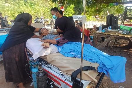 　インドネシア・東ヌサトゥンガラ州フロレス島で、治療を受ける地震の生存者＝１５日（ＡＰ＝共同）