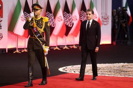 　イラン前最高指導者アリ・ハメネイ師の国葬関連行事に出席したクルド自治政府のバルザニ議長（右）＝７月、テヘラン（ＷＡＮＡ提供、ロイター＝共同）