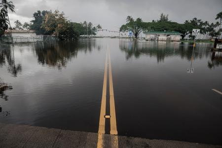 　１６日、米ハワイ島でハリケーン「ララ」の接近に伴い冠水した道路（スティーブン・ラム氏撮影／サンフランシスコ・クロニクル紙提供、ＡＰ＝共同）