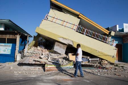 　地震で倒壊した建物＝１７日、インドネシア東ヌサトゥンガラ州（ＡＰ＝共同）