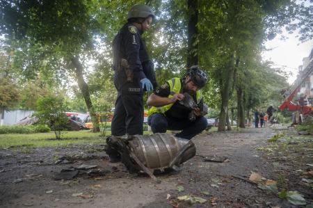 　ウクライナ・ハルキウの５階建て住宅の屋根を攻撃したロシアの無人機＝７月２８日（ゲッティ＝共同）