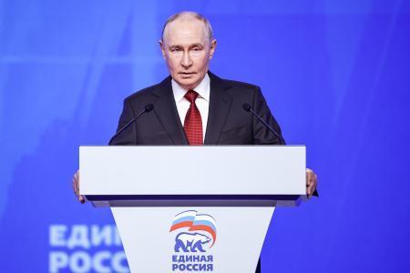 　２２日、モスクワで開催されたロシア与党「統一ロシア」の党大会で演説するプーチン大統領（タス＝共同）