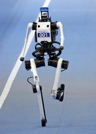 　「世界人型ロボットスポーツ大会」の陸上４００メートル決勝で、３８秒１５（速報値）を出した「天工」＝２３日、北京（共同）