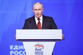 　２２日、モスクワで開催されたロシア与党「統一ロシア」の党大会で演説するプーチン大統領（タス＝共同）