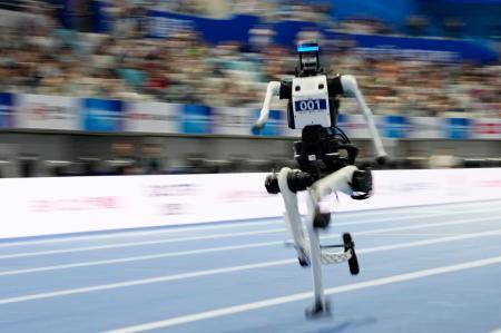 　「世界人型ロボットスポーツ大会」の陸上１５００メートルに出場した「天工」＝２３日、北京（共同）